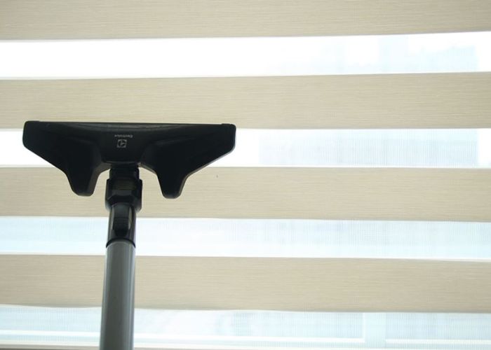 Cách vệ sinh rèm cầu vồng đúng cách
