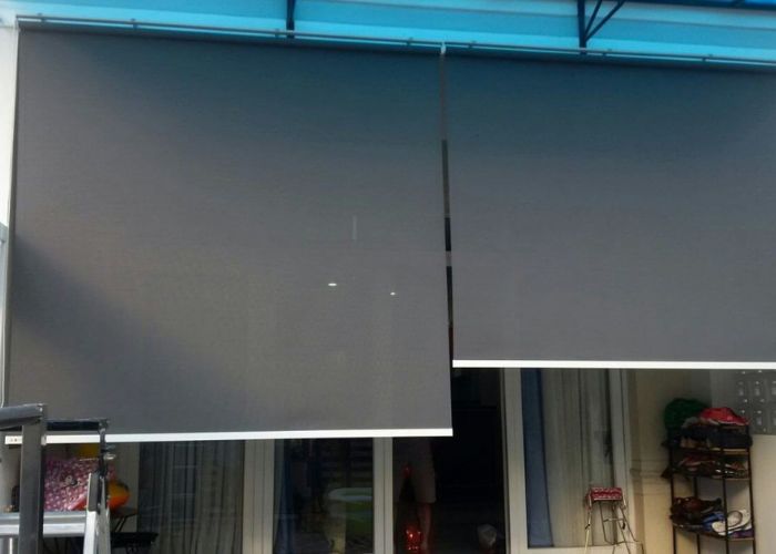 Các hộ gia đình dùng rèm để che nắng trước nhà