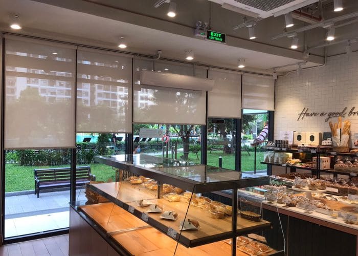 Các cửa hàng bánh ngọt dùng rèm cuốn lưới