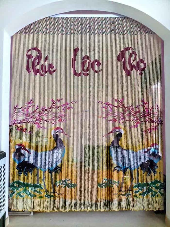 Rèm nhựa góp phần tạo sự thanh tịnh cho không gian thờ cúng
