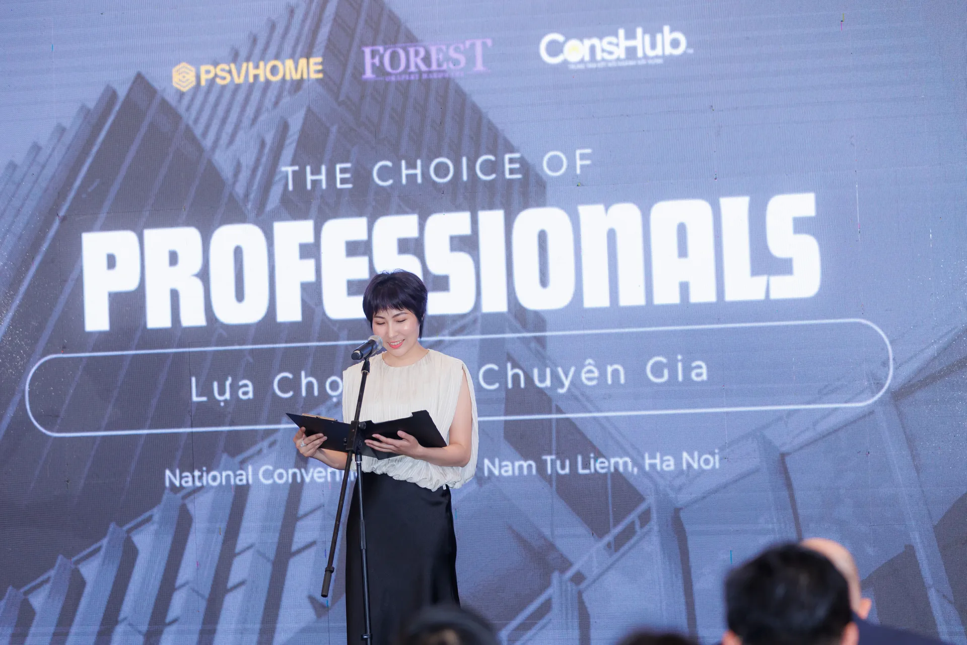 Sân khấu sự kiện The Choice of Professionals với logo PSVHOME, FOREST và ConsHub, tổ chức tại Trung tâm Hội nghị Quốc gia, Nam Từ Liêm, Hà Nội