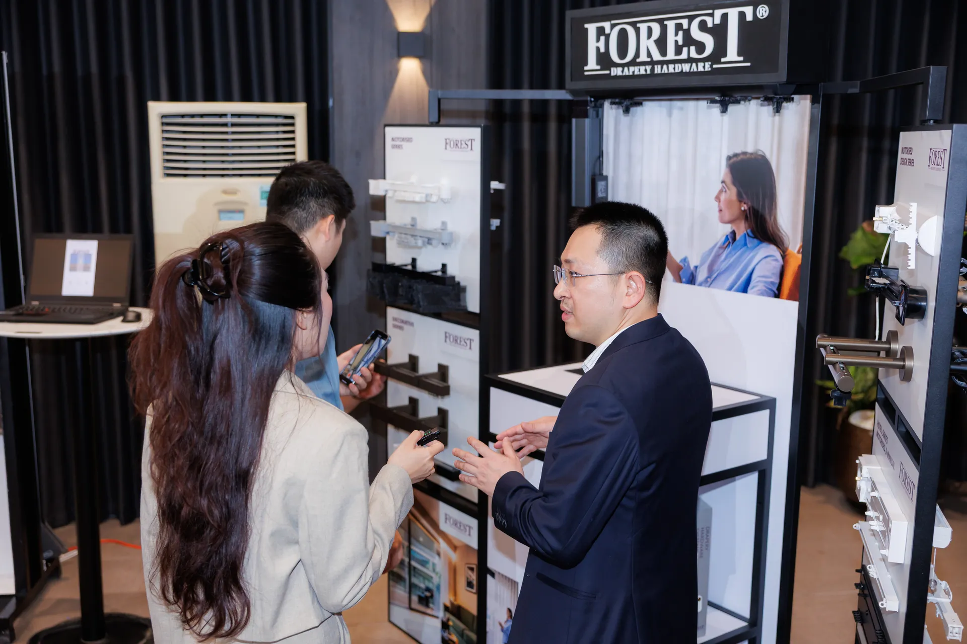 Khách mời trải nghiệm trực tiếp mẫu rèm tự động Forest