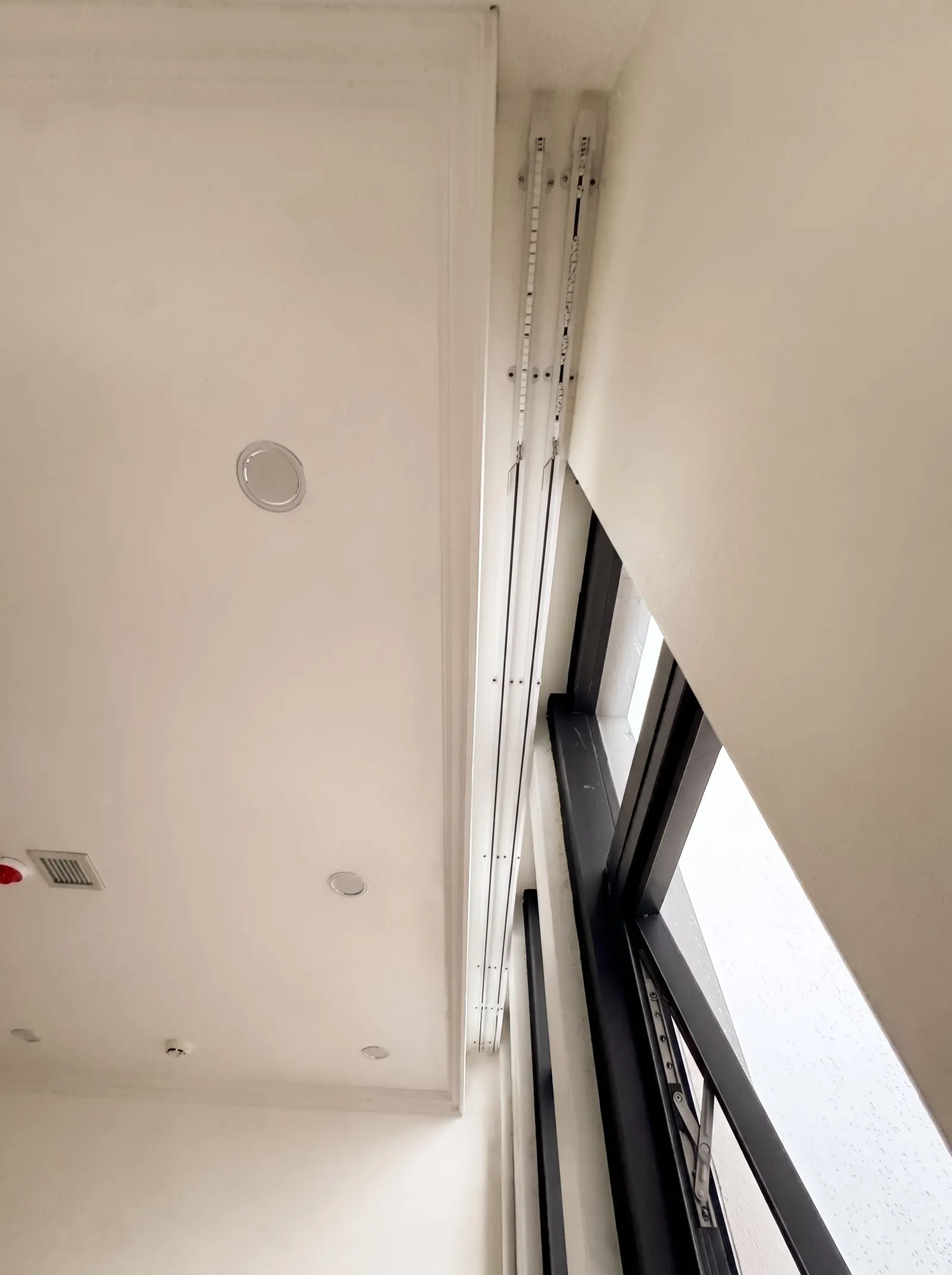Hộp rèm âm trần với ray động cơ chạy dọc theo tường kính