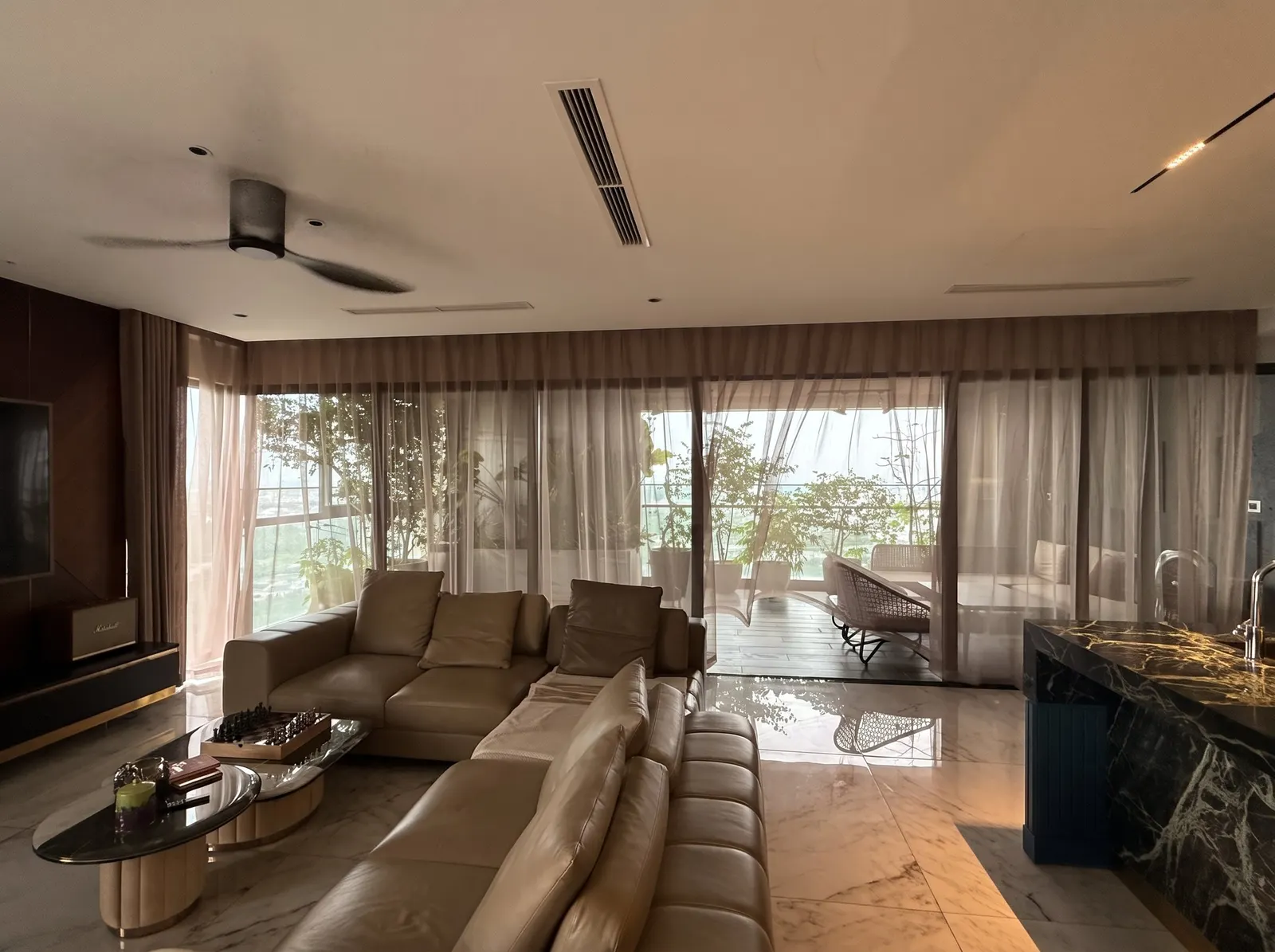 Rèm voan tự động phủ kín tường kính phòng khách, lắp đặt thực tế bởi hệ thống đại lý PSV HOME