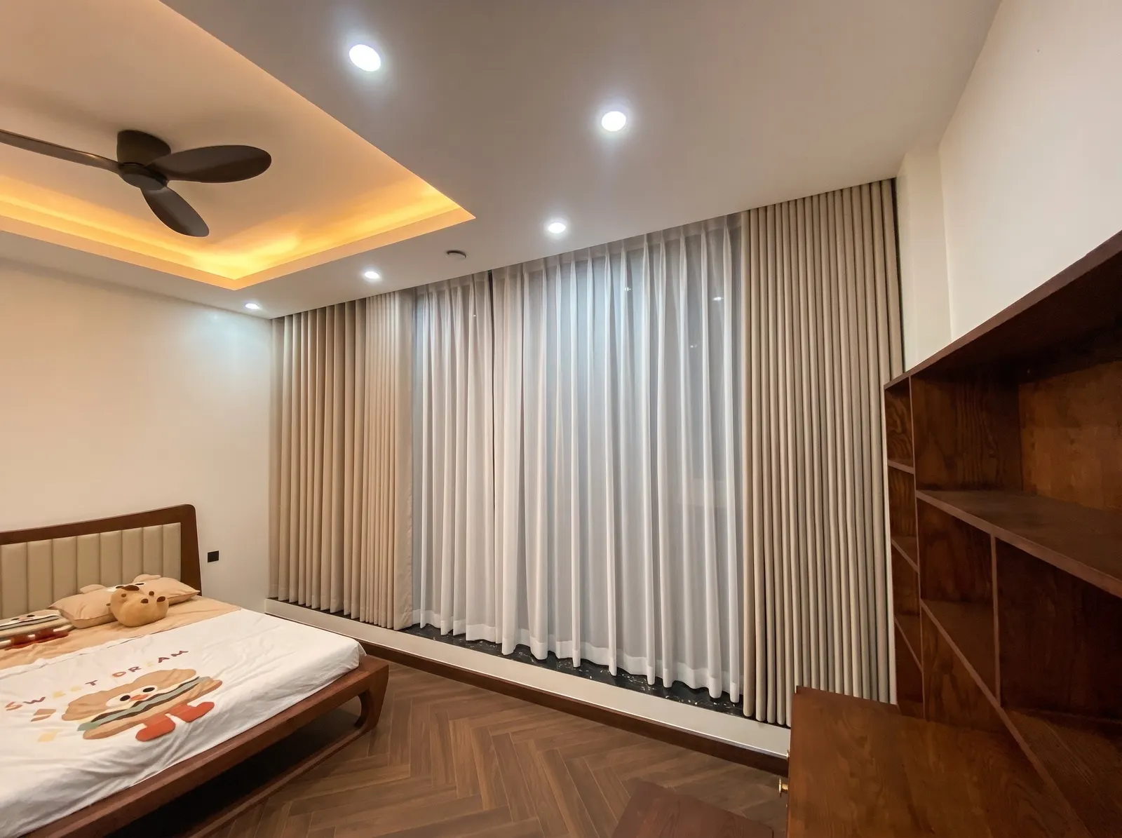Dải rèm vải hai lớp tự động chạy suốt bức tường phòng ngủ