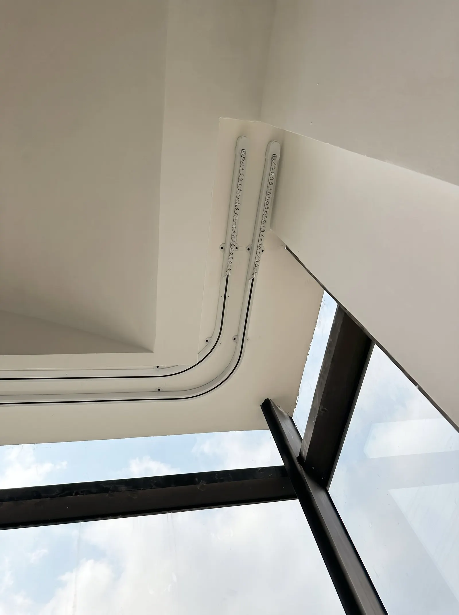 Gia công thanh ray rèm vải tự động: cắt trừ 13cm, đếm mắt dây curoa và khớp nối cho ray dài