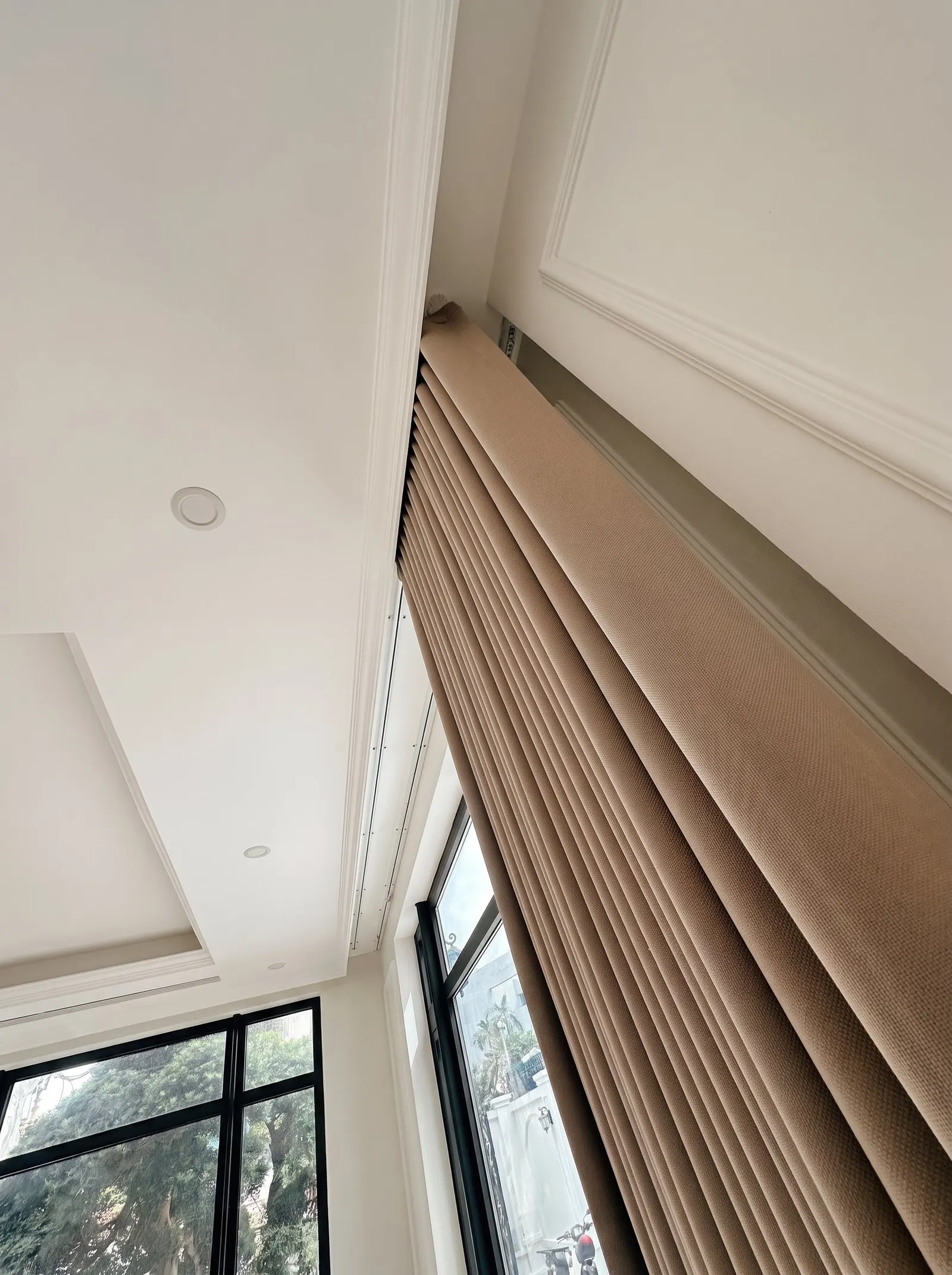 Rèm vải hai lớp thả từ hộp âm trần, trần cao với khung kính đen